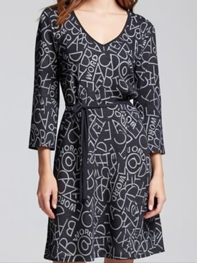 L🍀V-Neck Graphic Print Belted Midi Dress - 3/4 sleeves - Black/Gray